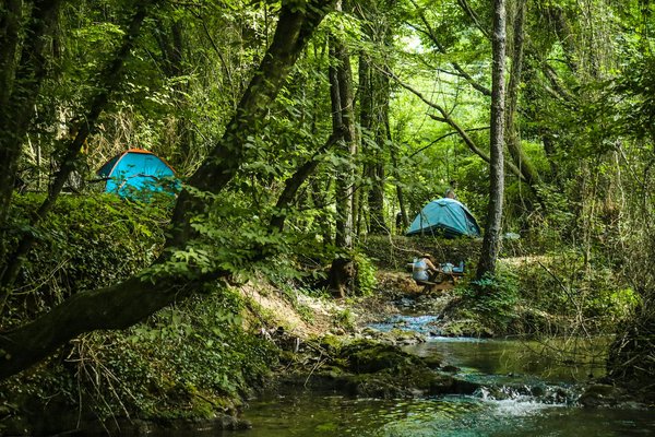 Comment choisir des vêtements adaptés pour un camping sous la pluie en région tempérée?