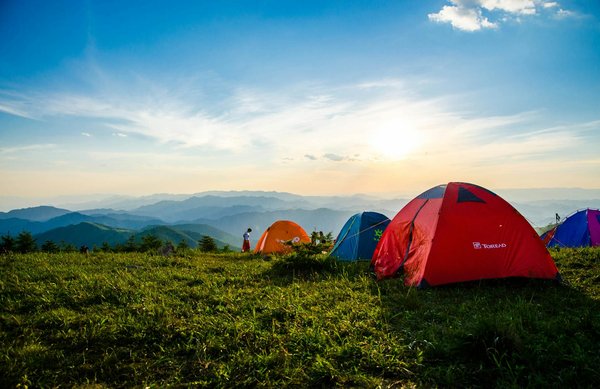 Quelles sont les astuces pour optimiser l'espace dans une petite tente de camping?