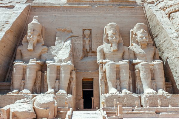 Comment organiser une croisière avec des visites des temples anciens en Égypte?